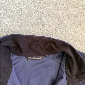 Arc’teryx Women’s Atom Jacket size L in black sapphire thumbnail 8
