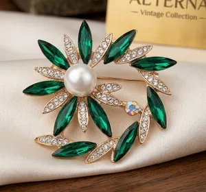 Vintage Emerald Green Rhinestone Faux Pearl Flower Wreath Brooch Gold Tone Pin thumbnail 1