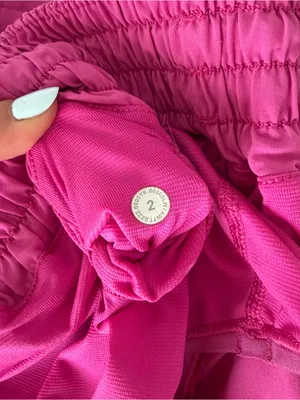 Lululemon HOTTY HOT SHORT |I *4" Sonic Pink Run, Size 2, Good condition thumbnail 4