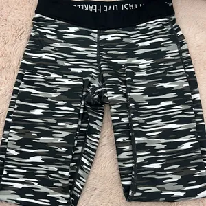 Nike dri fit women’s XS Capri length leggings thumbnail 2