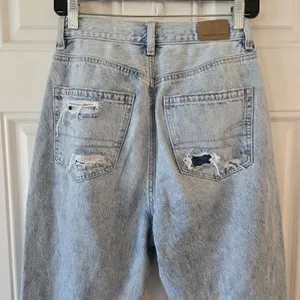 American Eagle Highest Rise Mom Jeans Size 4 Distressed Hi-Low Waist Y2K Denim thumbnail 4