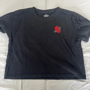 Hollister Baby Tee Cropped Shirt Women's Black Medium Rose thumbnail 1