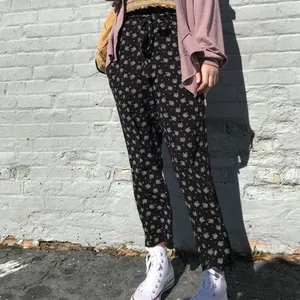 American Eagle Black Paperbag Elastic Waist Floral Women's Pants‎ thumbnail 5