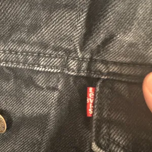vintage 90s levi’s 77598-0260 black denim trucker jacket men’s M boxy thumbnail 9