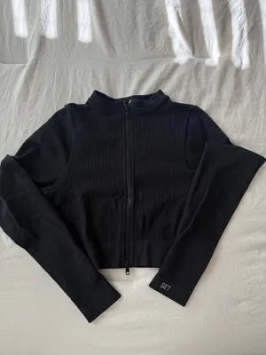 SET ACTIVE Black Cropped Long Sleeve Zip Up Scultflex Ribbed Logo thumbnail 4