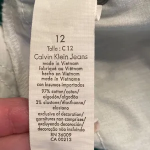 Calvin Klein Jeans|| Green skinny crop jeans. See measurements in pictures. thumbnail 10
