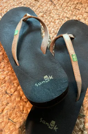 Shiny strapped flip flops Black Size 9 thumbnail 4