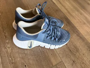 Women’s Nike Sneakers thumbnail 6