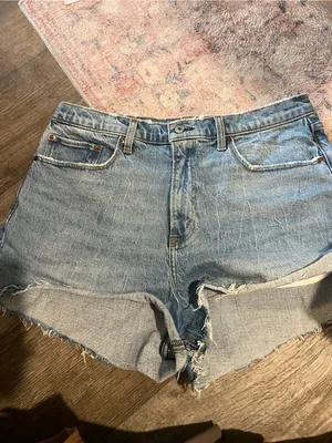 Abercrombie the mom High-Waist Light Blue Denim Cutoff Shorts thumbnail 3