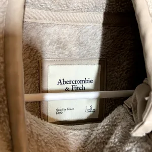 Abercrombie & Fitch Sherpa Fleece Quilted Sweatshirt Asymmetrical Snap Cream S thumbnail 3