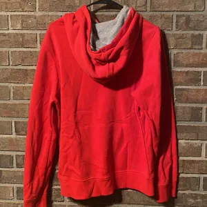 Unisex red Under Amour sweatshirt/hoodie size medium thumbnail 2