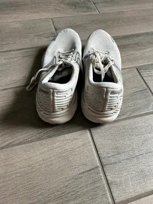 Brooks White and Gray Women's Running Sneakers thumbnail 3