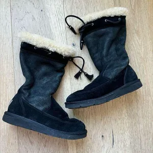 Ugg suburb Tassle size 6 shoes black sheepskin shearling lined winter boots thumbnail 1