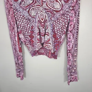 Free People Paisley Blouse M 100% Rayon Cropped Smocked Hem Boho Long Sleeve thumbnail 5