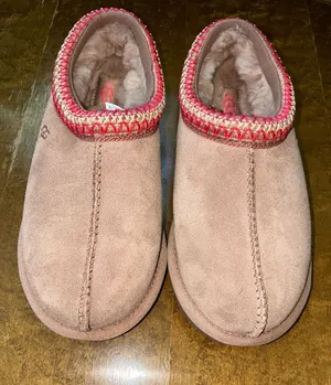 UGG Tasman II Slippers in Sand/Dark Cherry thumbnail 1