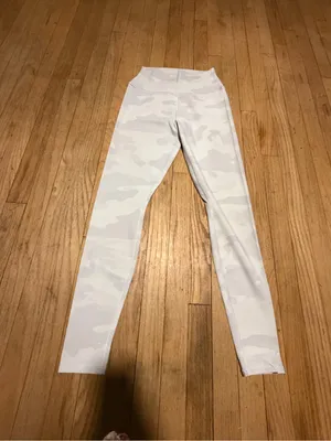 Alo Yoga High-Waist Light Gray Vapor White Camo Leggings thumbnail 4