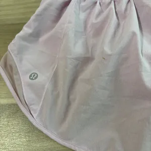 Lululemon Hotty Hot Low-Rise Lined Short 2.5" Pink Women Size 6 thumbnail 4