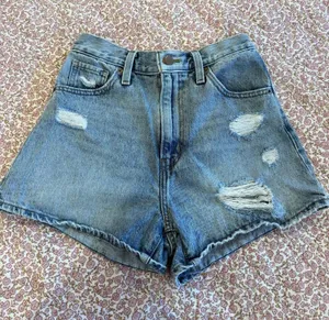 Levi’s High-Waisted Mom Shorts Denim thumbnail 1