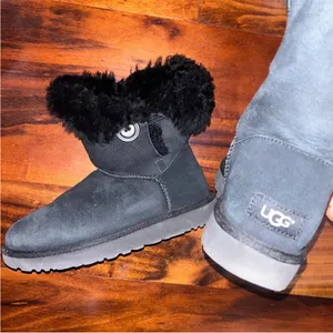 UGG boots thumbnail 2