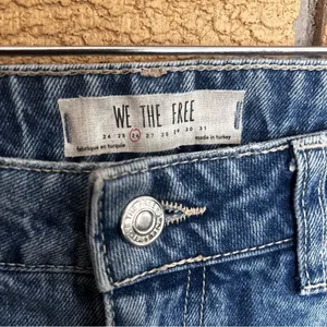 Free People We The Free Relaxed Fit High Waist Mom Jeans Size 26 thumbnail 2