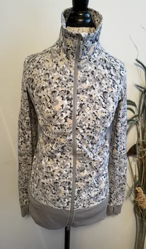 Lululemon Nice Asana Jacket Not‎ So Petite Fleur Silver Spoon Abstract Gray Sz 8 thumbnail 1