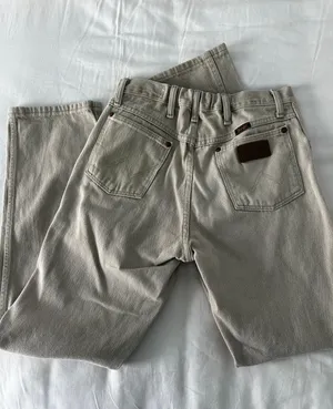 High-Waisted Jeans thumbnail 2