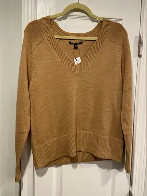 NWT Banana Republic Size S Tan Camel V Neck Long Sleeve Soft Pullover Sweater thumbnail 1
