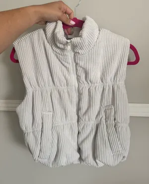 Francesca's White Ribbed Puffer Vest with Zip Front & Pockets thumbnail 1