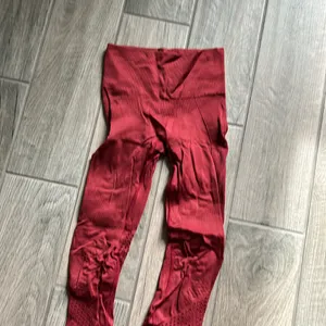 Alaska dark red leggings thumbnail 2