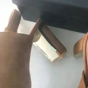NIB!Spirit Moda Tan -Peek toe -gold back heel Chucky shoes size 9 thumbnail 7