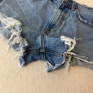 Abercrombie & Fitch Curve Love High Rise Mom Short Denim Distressed Blue Size 26 thumbnail 2