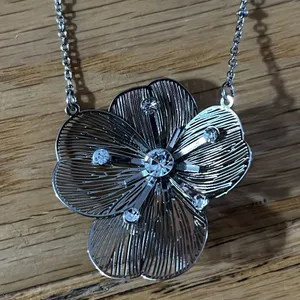 Simply Vera, Vera Wang - 17" + 3 Extender chain with flower NEW thumbnail 3