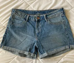 H&M Regular Waist Shorts thumbnail 1