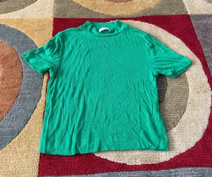 Aritzia Babaton Kelly Green Ribbed Mock Neck Short Sleeve Tee Shirt Size Medium thumbnail 1
