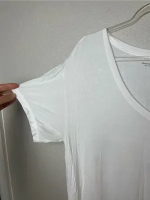 Abercrombie & Fitch White V-Neck Short Sleeve Longer Length Tee Size XL thumbnail 2