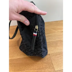 Tommy Hilfiger Satchel Womens Medium Black Monogram Top Handle Shoulder Purse thumbnail 5