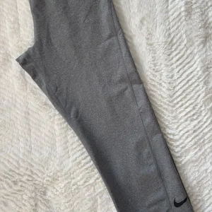 Nike Pro Gray Ankle-Length Leggings – Women’s Medium thumbnail 1
