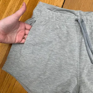 Lululemon Heathered Grey On The Fly Short 2.5 Drawstring Athletic Pockets Size 6 thumbnail 2