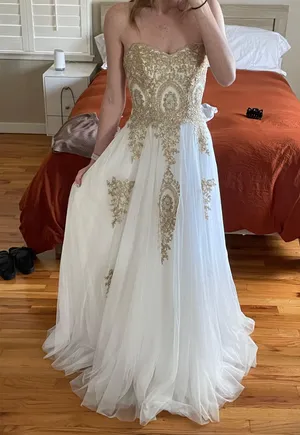 Ball Gown White Size 2 thumbnail 1