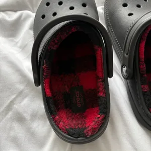 Crocs Classic Lined Clog Black Red Buffalo Plaid Fleece Womens 7 Clogs Winter thumbnail 3