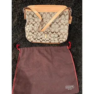 Classic coach pattern handbag in brand new condition thumbnail 9