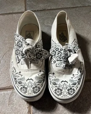 White Slip-On Vans thumbnail 1