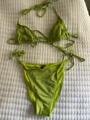Kendall and Kylie bikini thumbnail 1