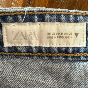 Zara Light Wash Distressed High Waisted Denim Shorts Size 0 727/002/400/32 thumbnail 3