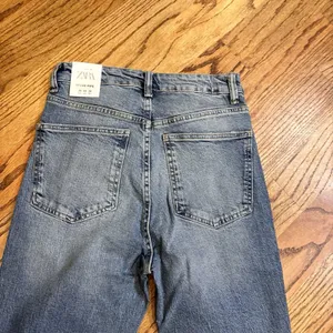 NWT‎ Zara Stove Pipe Jeans Womens US 4 Light Wash High Rise Straight Leg Denim thumbnail 3