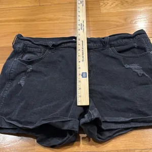 Old Navy women’s boyfriend distressed mid rise short size 16. thumbnail 5