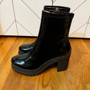 D’amelio Womens 7 Black Faux Patent Leather Chelsea Boots Booties Goth Punk thumbnail 4