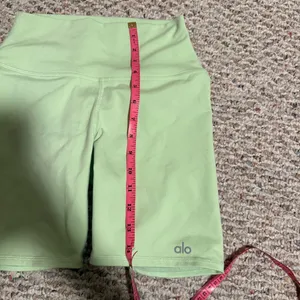 ALO Yoga Green Bike Shorts High-Rise Performance- Size XS thumbnail 9