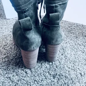 Vince Camuto Green Emebrila Suede Platform Lug Sole Block Heel Boots US Size‎ 6M thumbnail 4