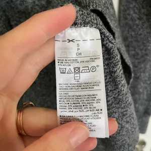 NWOT | Old Navy women’s gray‎ knit long sleeve top — small thumbnail 5